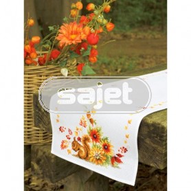 läufer eekhoorn in herfstsfeer, wit auf aida