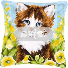kreuzstichkissen poes tussen gele klokjesbloemen