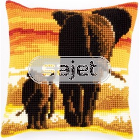 kreuzstichkissen olifant met jong bij avondzon